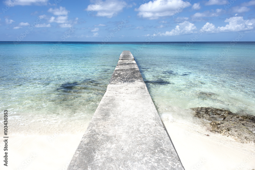 Karbik, Kuba, Maria La Gorda: Panorama mit wunderschönem naturbelassenen Badestrand, Steg, klarem türkisblauem Meer Wasser, Horizont und blauem Himmel im Hintergrund