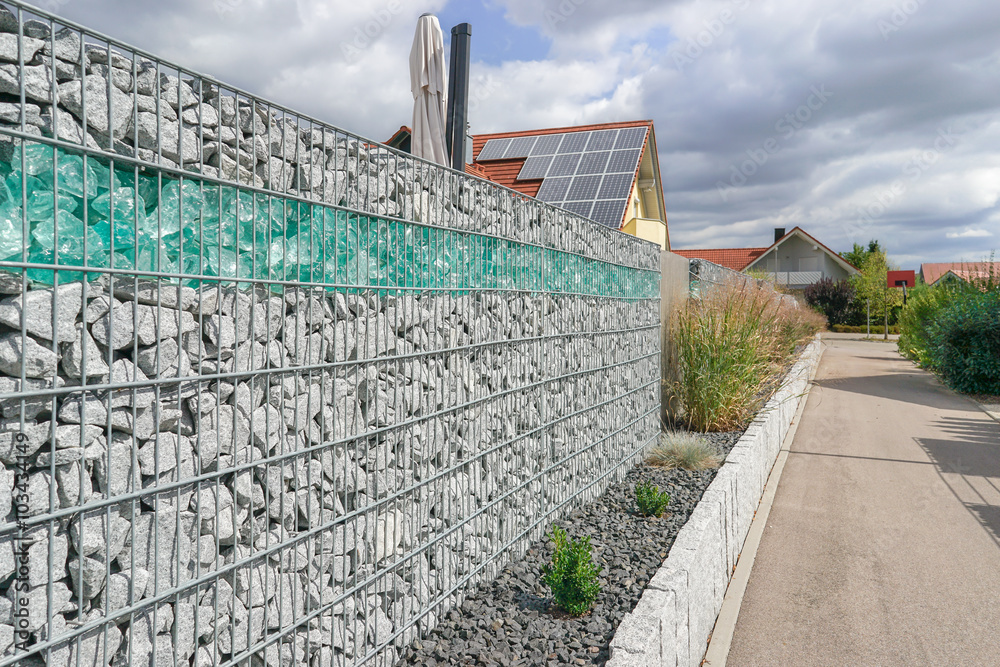 Zaun aus Gabionen im Garten StockFoto Adobe Stock