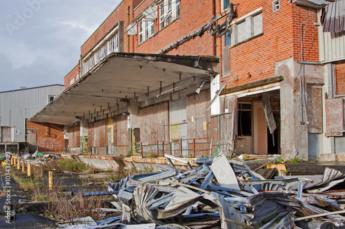 Fotografia Scrap metal strewn around an abandoned industrial building