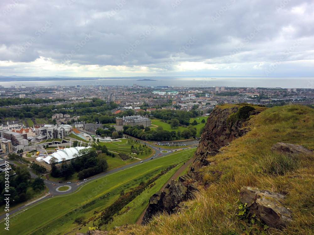 Obraz premium View atop Arthur's Seat in Edinburgh - landscape color photo