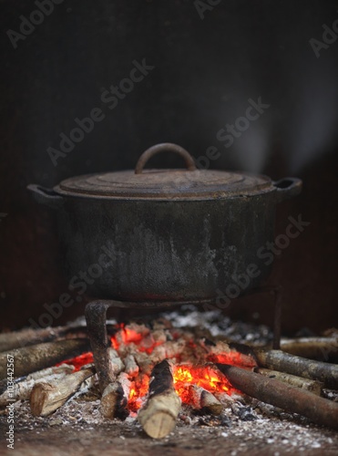 Marmite sur un feu de bois. photo