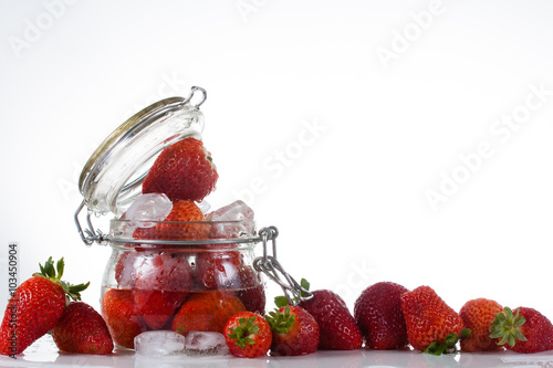 Fragole in un barattolo di vetro con lettere colorate photo