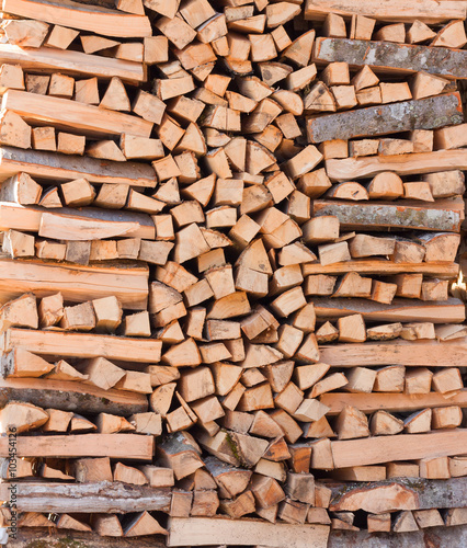 Foto chopped firewood kiln and stacked in the woodpile