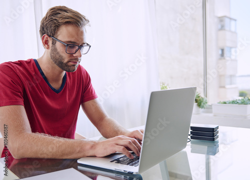 Принти на полотні Man concentrating on getting his work done