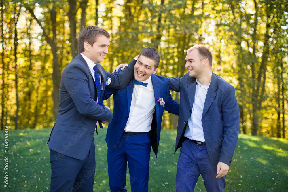 Friends laughing at the wedding of a friend Friends laughing at the wedding of a friend