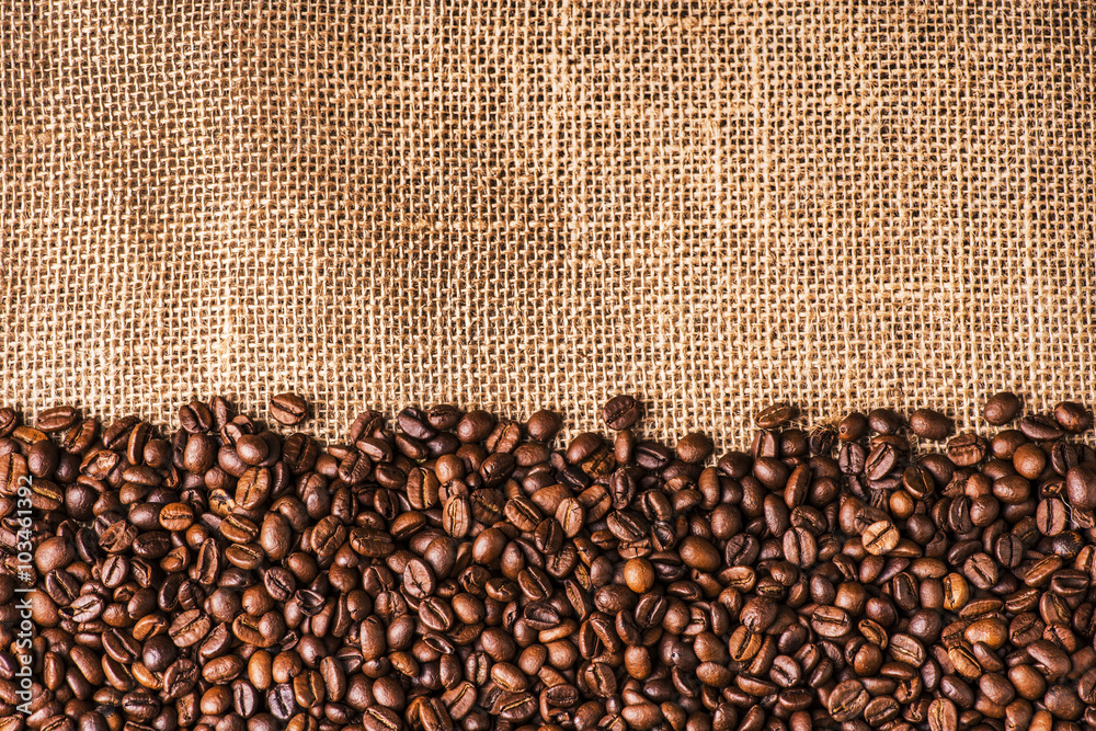 Obraz premium chicchi di caffè su fondo di iuta