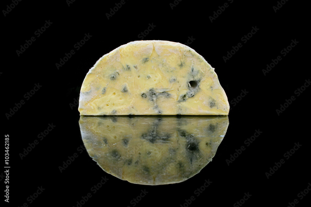 sich spiegelnder blauschimmelkäse auf schwarzen hintergrund sich spiegelnder blauschimmelkäse auf schwarzen hintergrund