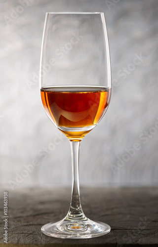 Canvastavla Glass of amontilliado sherry on wooden plank