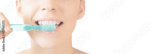 Bocca donna denti spazzolino