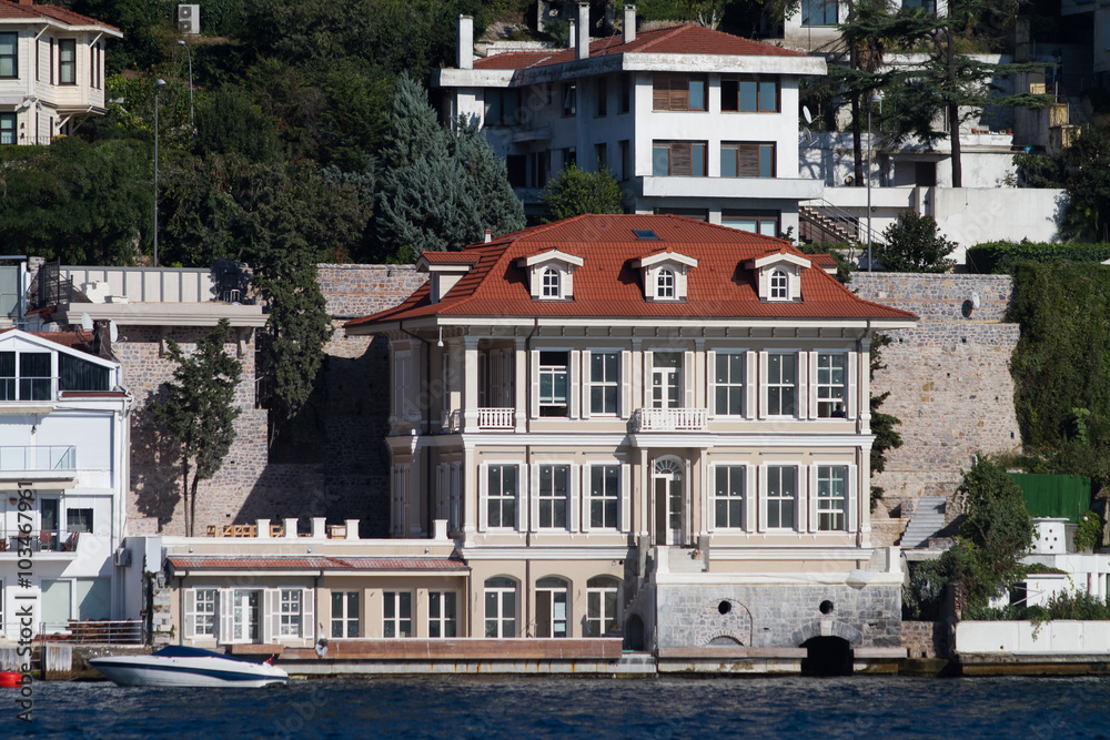 Obraz premium Building in Bosphorus Strait