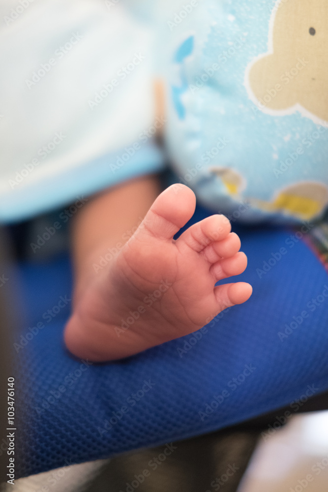 Naklejka premium close-up of tiny baby feet