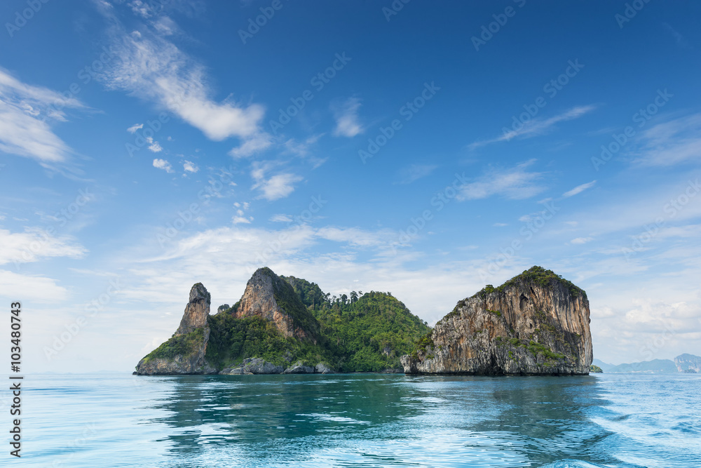 Naklejka premium Thailand Chicken Head island cliff over ocean water during tourist boat trip in Railay Beach resort