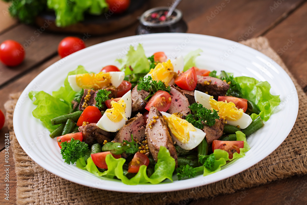 Warm salad with chicken liver, green beans, eggs, tomatoes and balsamic dressing Warm salad with chicken liver, green beans, eggs, tomatoes and balsamic dressing