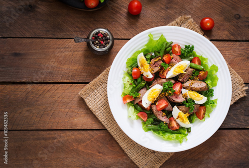 Fotografija Warm salad with chicken liver, green beans, eggs, tomatoes and balsamic dressing
