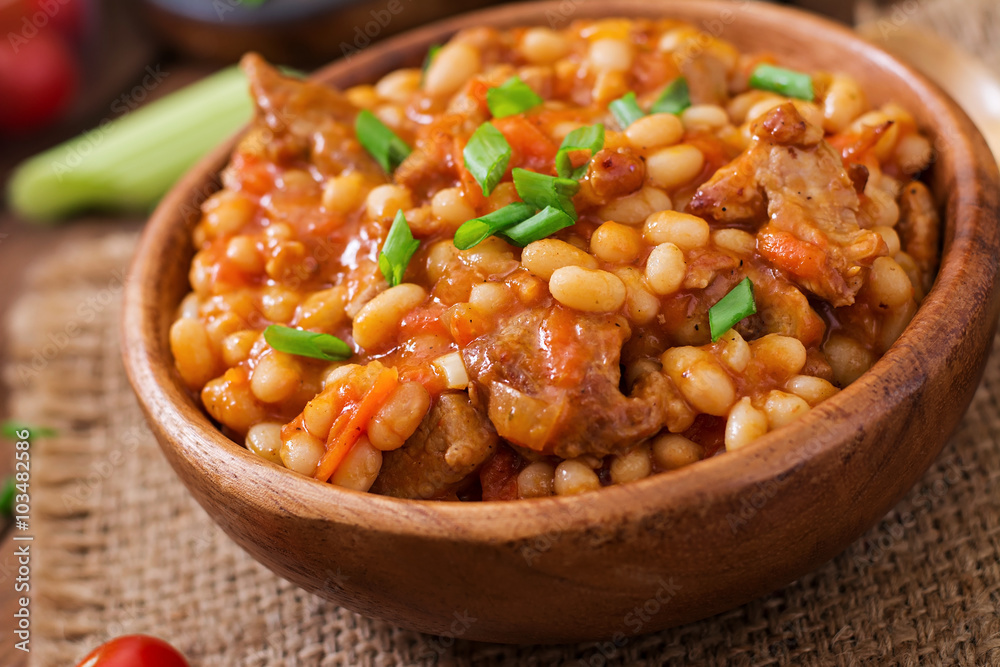 Steamed white beans with meat in tomato sauce Steamed white beans with meat in tomato sauce