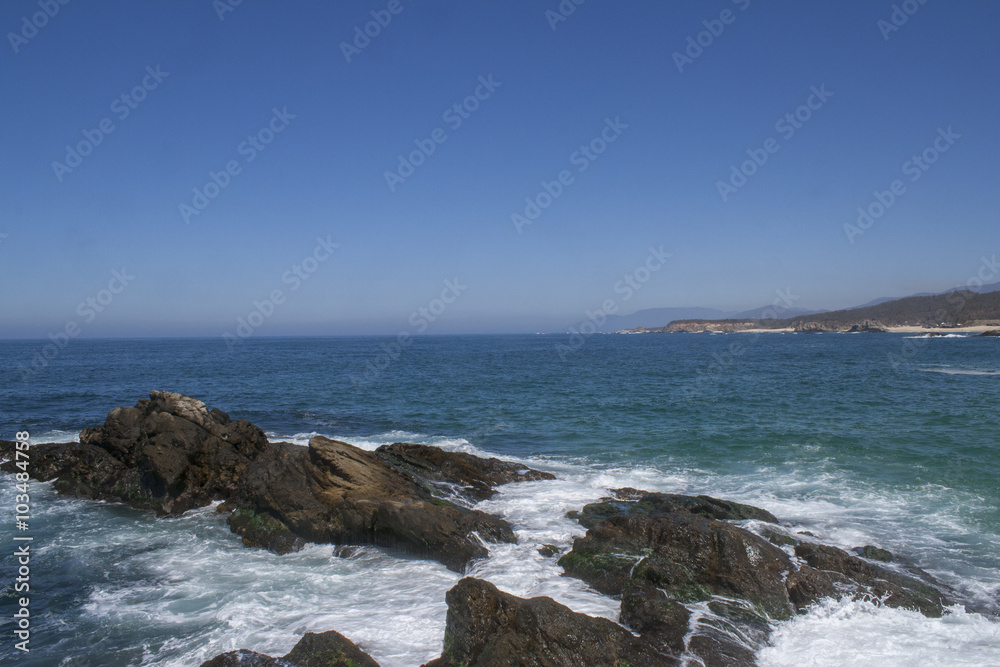 Piedras en la costa y mar