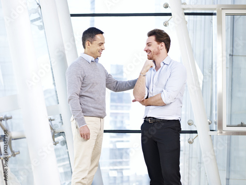 Fotografia boss giving subordinate a pat on the shoulder