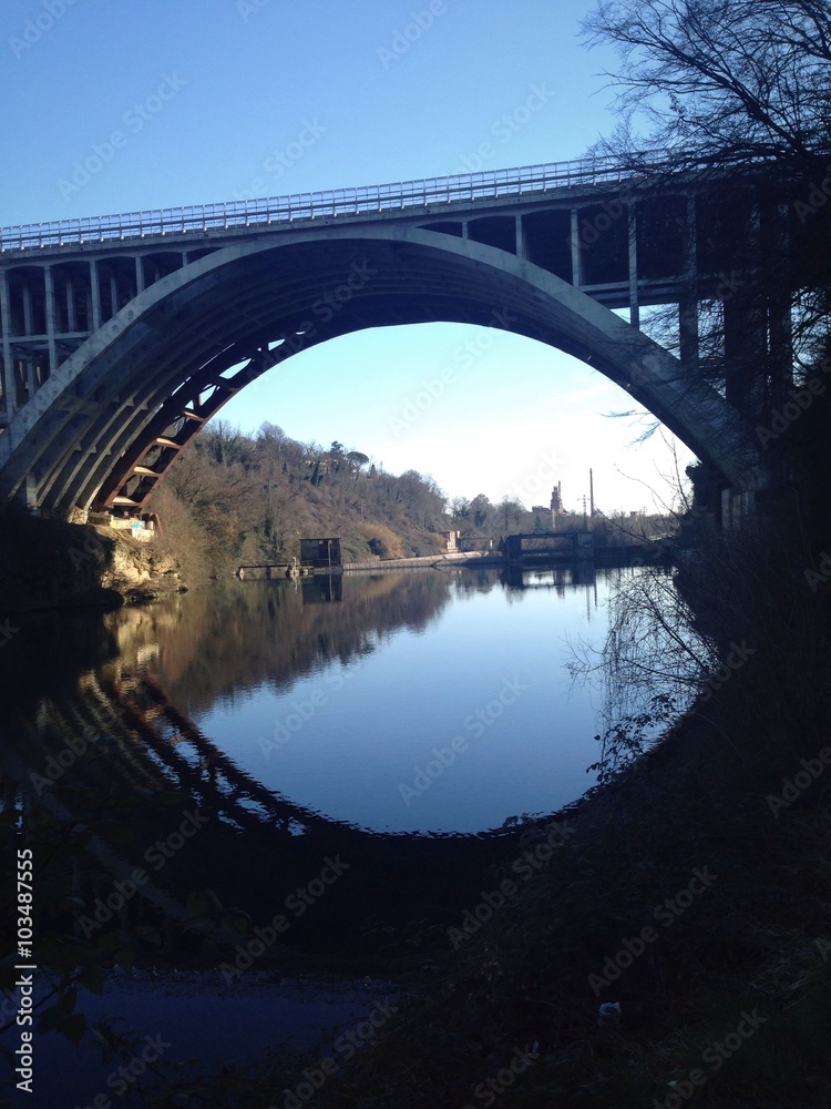 Obraz premium bridge trazzo sull'adda