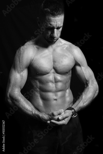 Gespierde man toont aangespannen spieren