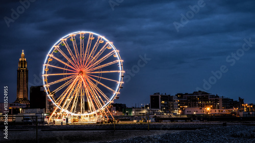 Konstfotografi Big wheel in de evening in the city of Le Havre in France