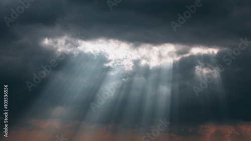 Tableau sur toile Light beams shining trough the clouds