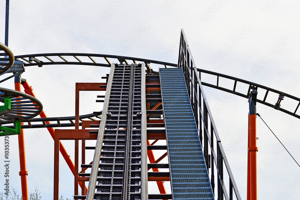 Achterbahnturm mit Kettenantrieb und Notfallsteg Achterbahnturm mit Kettenantrieb und Notfallsteg