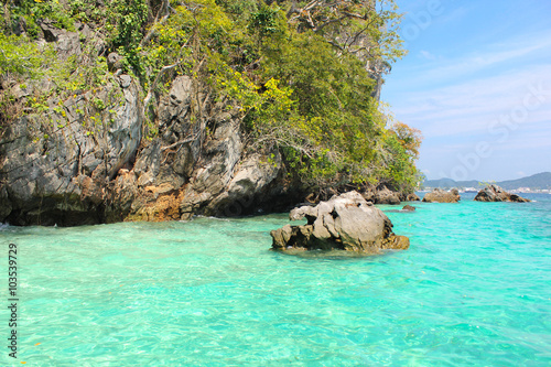 Beautiful turquoise water of the ocean on Phi-Phi Island Thailan © Andrey_Chuzhinov