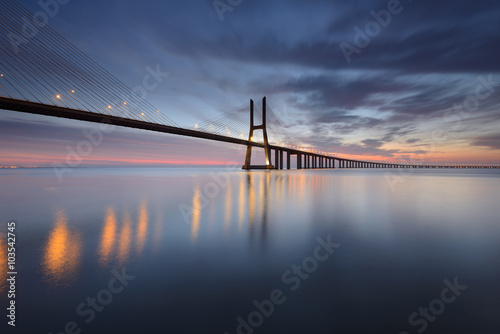 Ponte Vasco da Gama sobre o Rio Tejo em Lisboa ao Nascer do Sol photo