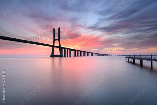 Lisboa ao Nascer do Sol com a fantástica Ponte Vasco da Gama.