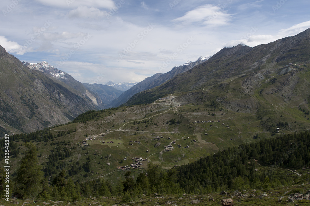 Panorama gór z widokiem na alpejską wioskę