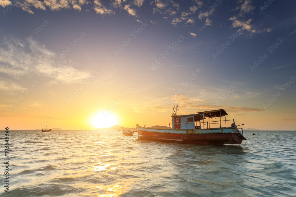 Obraz premium Fishing boat stand at sunrise beach in Phuket
