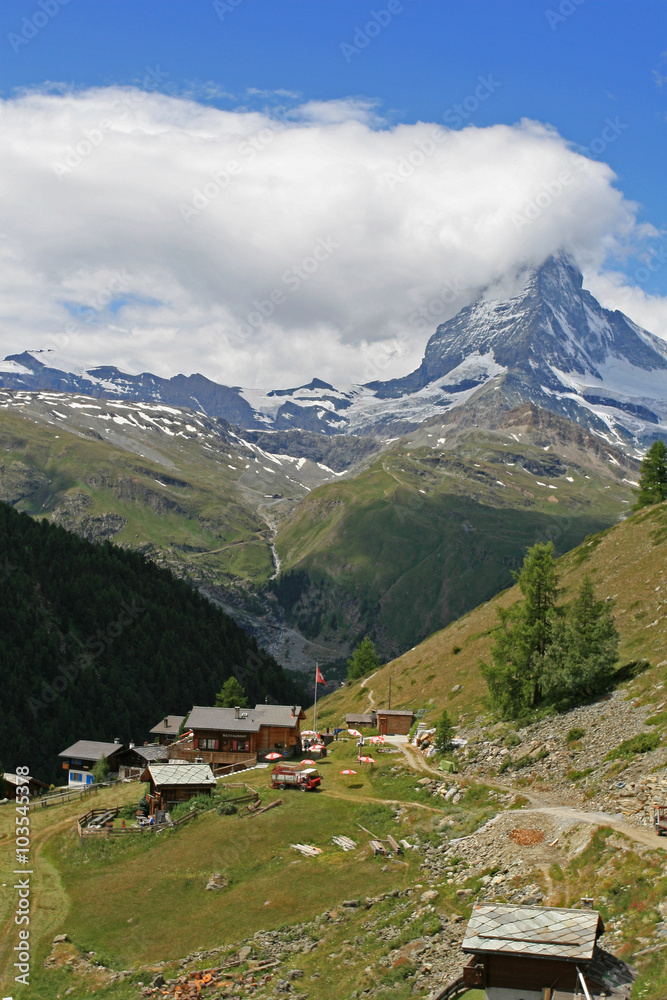 Wioska alpejska na zboczu