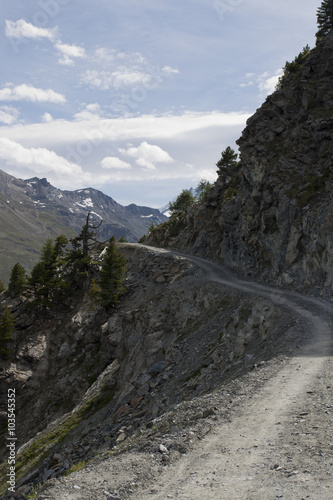 Niebezpieczna alpejska droga