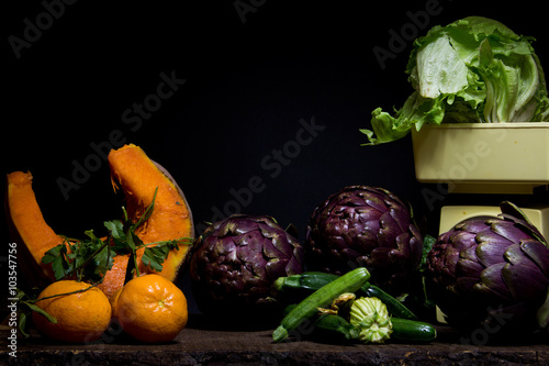Frutta e ortaggi su piano in legno photo