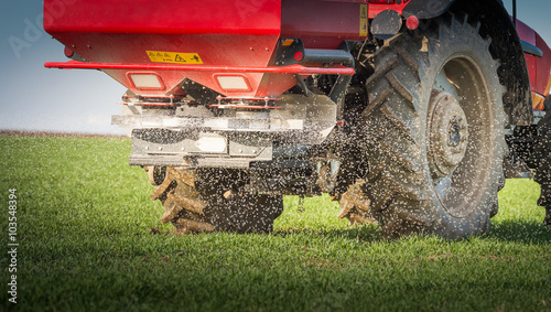 Fotografie tractor fertilizing in field