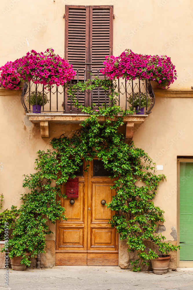 Fototapeta premium The streets of the old Italian city of Pienza, Tuscany