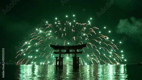 宮島水中花火大会　絶景 日本一の水中花火と厳島神社大鳥居