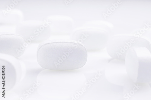 Fototapeta Naklejka Na Ścianę i Meble -  White  medicine antibiotic pills.