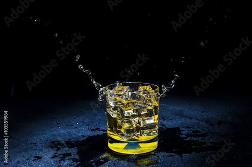 Obraz na płótnie ice with liquid splashing. w salonie