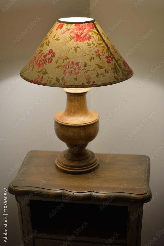 Lampe de chevet vintage allumée Stock Photo | Adobe Stock