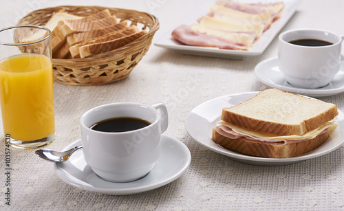 Desayuno, sándwich de jamón y queso con café