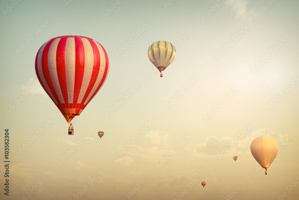 Naklejka premium Hot air balloon on sun sky with cloud, vintage and retro filter effect style