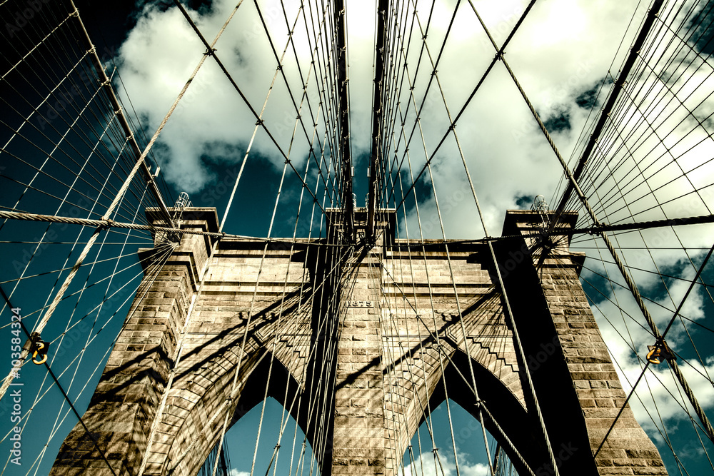 Fototapeta premium Brooklyn Bridge, Manhattan New York. Urban living concept
