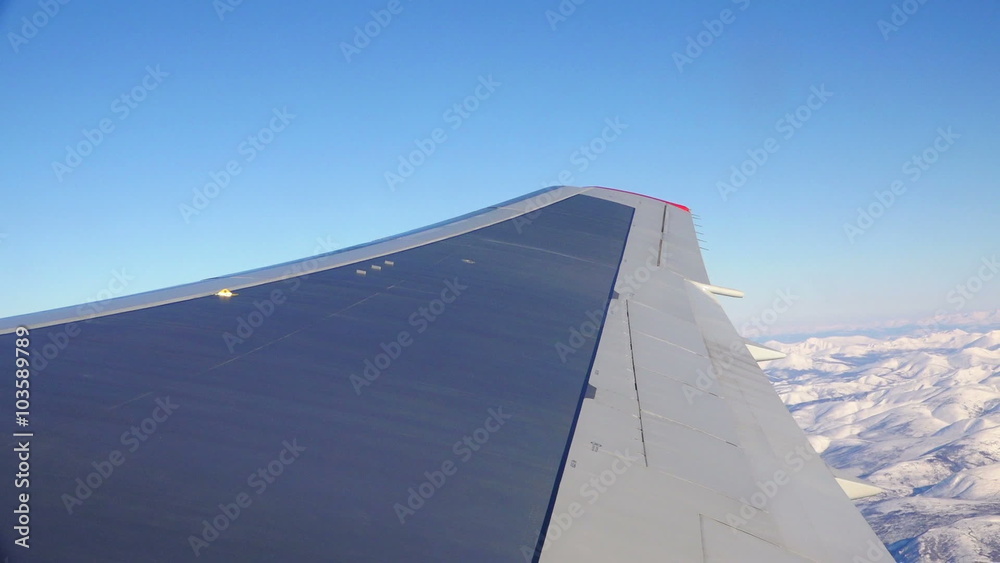 Roll the plane and turn the right wing during the flight at an altitude of Roll the plane and turn the right wing during the flight at an altitude of
