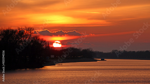 Lake sunset © darezare