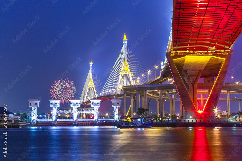 Obraz premium The Bhumibol Bridge, also known as the Industrial Ring Road Bridge is part of the 13 km long Industrial Ring Road connecting southern Bangkok with Samut Prakan Province.