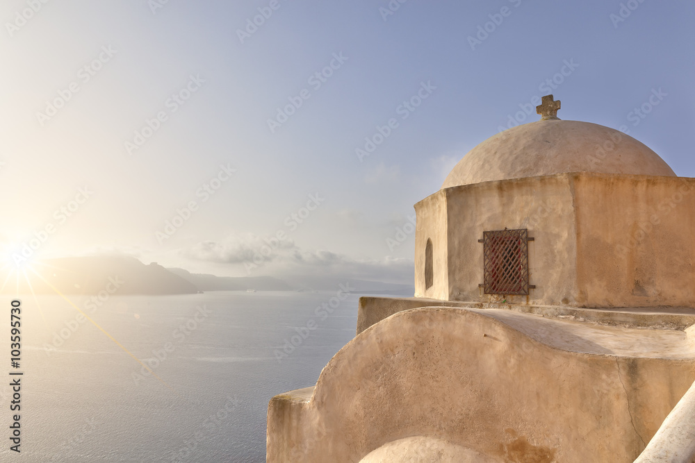 Naklejka premium Sun on a church dome in Santorini