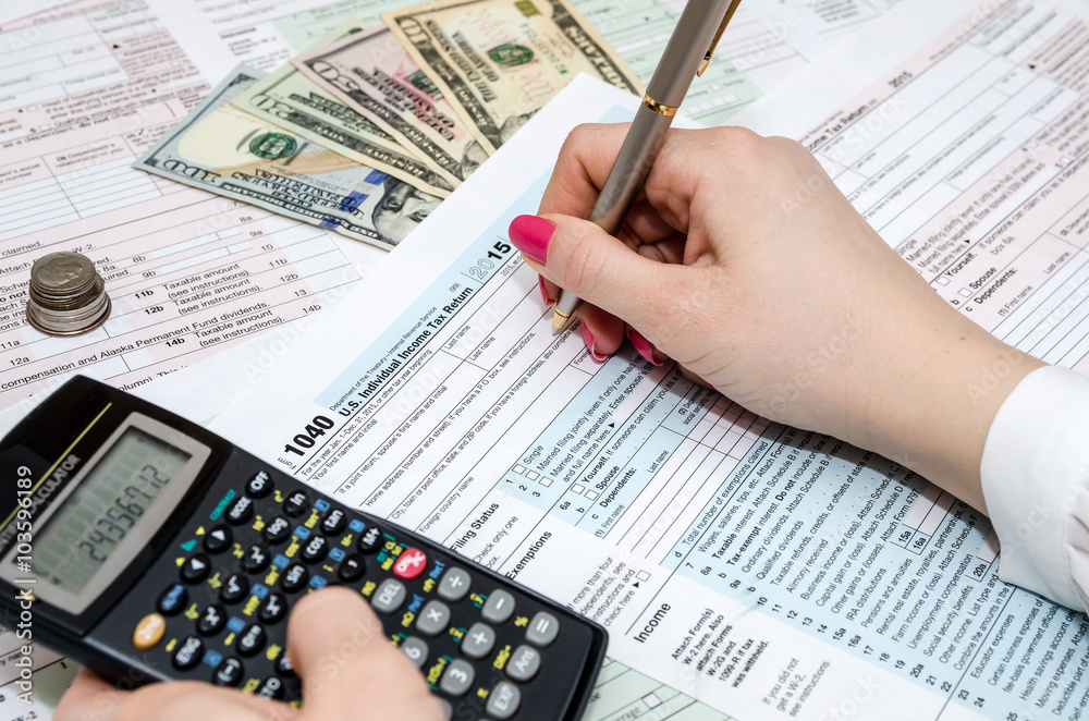 Obraz premium woman hand filling in individual return tax form