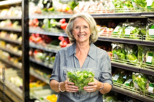 Senior woman picking out some vegetables © WavebreakMediaMicro