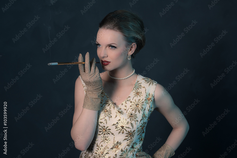Obraz premium Sensual retro 1950s posh fashion woman in gold dress holding cig